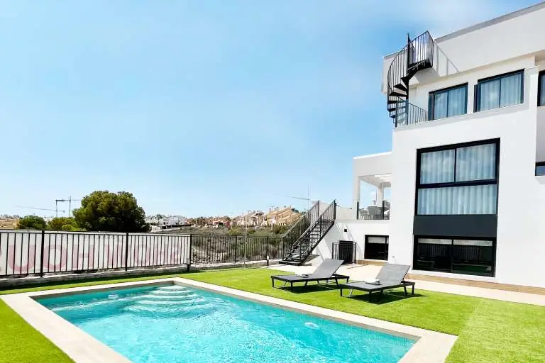 Új építésű luxusvillák Algorfában